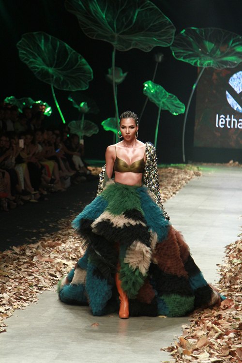 NTK Lê Thanh Hòa mang cả rừng lá khô lên sàn catwalk - 2
