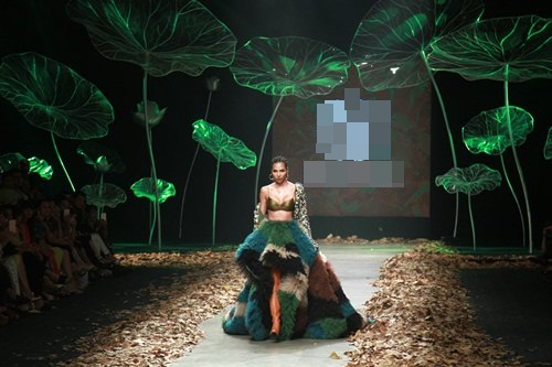 NTK Lê Thanh Hòa mang cả rừng lá khô lên sàn catwalk - 3