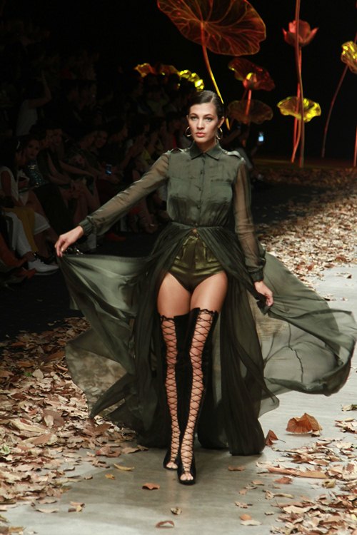 NTK Lê Thanh Hòa mang cả rừng lá khô lên sàn catwalk - 4