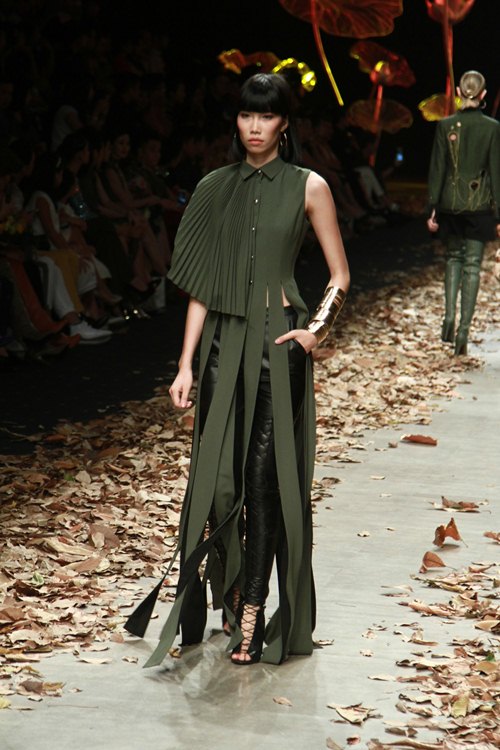 NTK Lê Thanh Hòa mang cả rừng lá khô lên sàn catwalk - 5