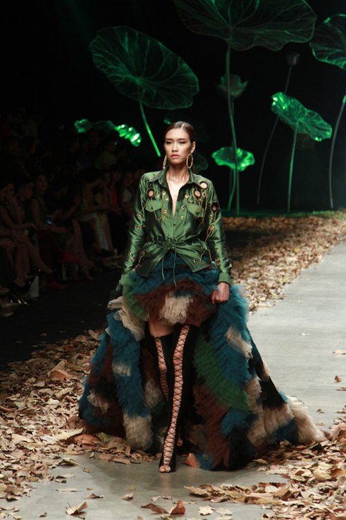 NTK Lê Thanh Hòa mang cả rừng lá khô lên sàn catwalk - 6