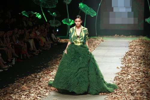 NTK Lê Thanh Hòa mang cả rừng lá khô lên sàn catwalk - 7