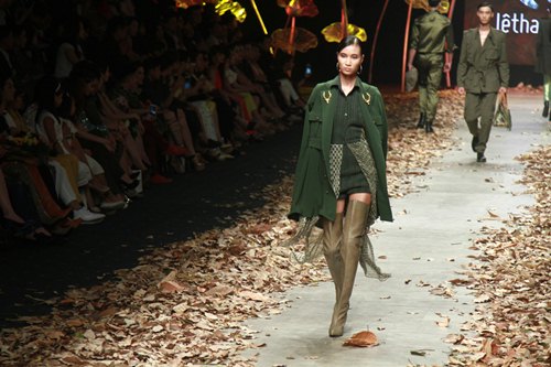 NTK Lê Thanh Hòa mang cả rừng lá khô lên sàn catwalk - 8