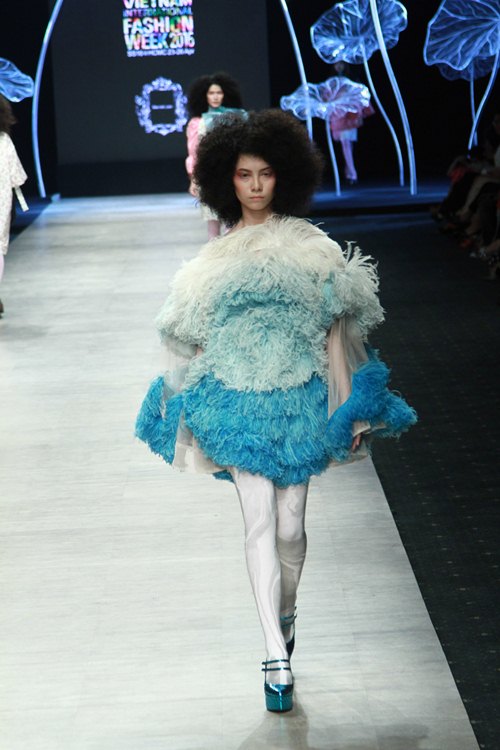 NTK Lê Thanh Hòa mang cả rừng lá khô lên sàn catwalk - 9