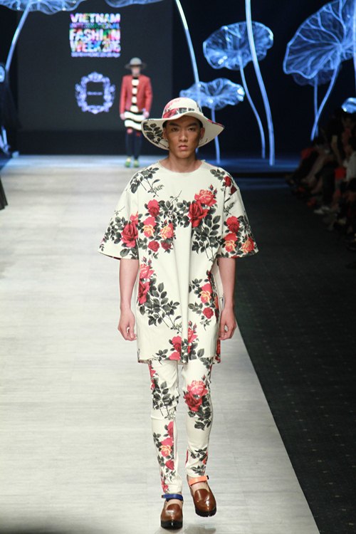 NTK Lê Thanh Hòa mang cả rừng lá khô lên sàn catwalk - 10