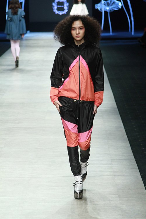 NTK Lê Thanh Hòa mang cả rừng lá khô lên sàn catwalk - 11