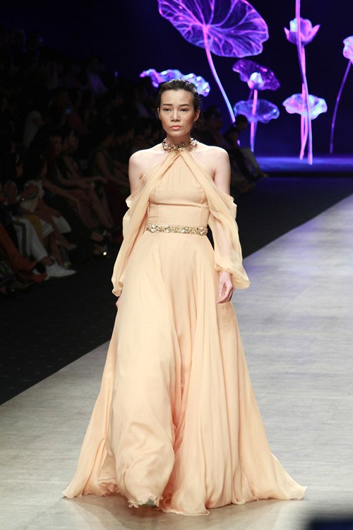 NTK Lê Thanh Hòa mang cả rừng lá khô lên sàn catwalk - 12