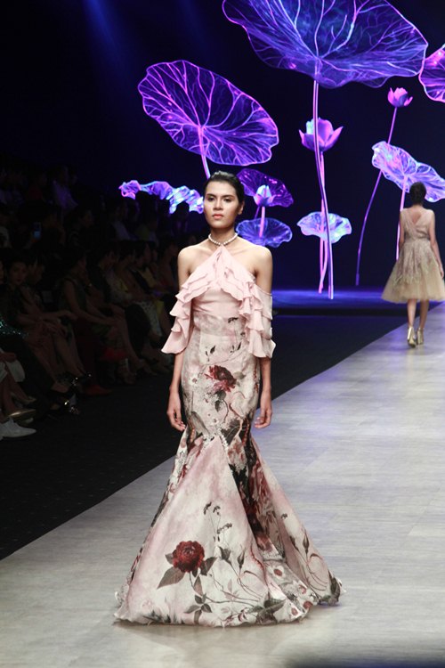 NTK Lê Thanh Hòa mang cả rừng lá khô lên sàn catwalk - 13