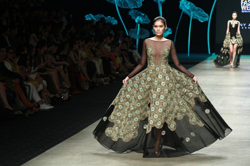 NTK Lê Thanh Hòa mang cả rừng lá khô lên sàn catwalk - 14