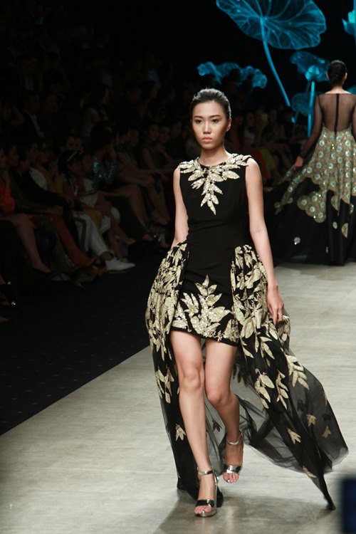 NTK Lê Thanh Hòa mang cả rừng lá khô lên sàn catwalk - 15