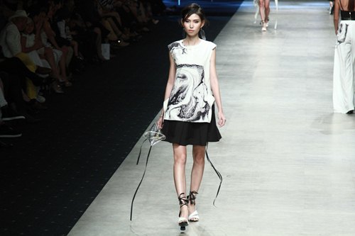 NTK Lê Thanh Hòa mang cả rừng lá khô lên sàn catwalk - 2