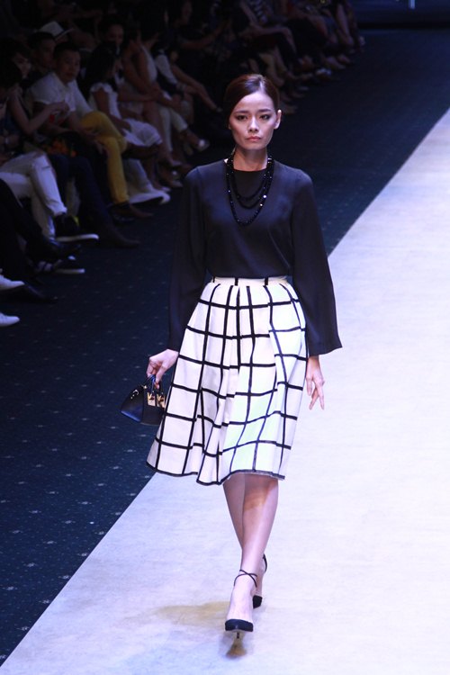 NTK Lê Thanh Hòa mang cả rừng lá khô lên sàn catwalk - 3