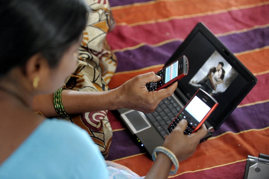 Ấn Độ: Điện thoại phải có nút “chống hiếp dâm” - 1