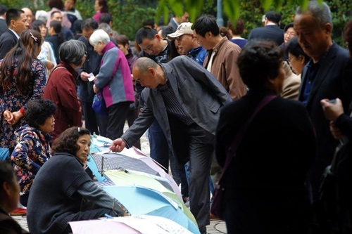 Sợ con ế, phụ huynh TQ đổ xô ra công viên mai mối - 3