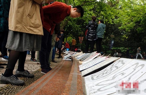 Sợ con ế, phụ huynh TQ đổ xô ra công viên mai mối - 5