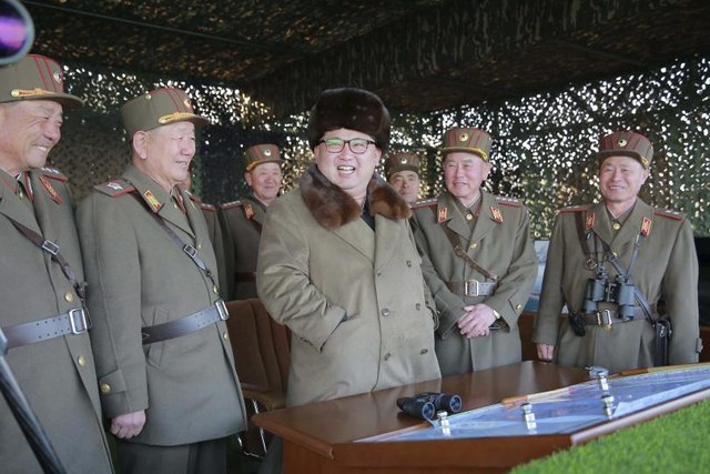 Triều Tiên xây nhà giống hệt Phủ tổng thống HQ để bắn phá - 1