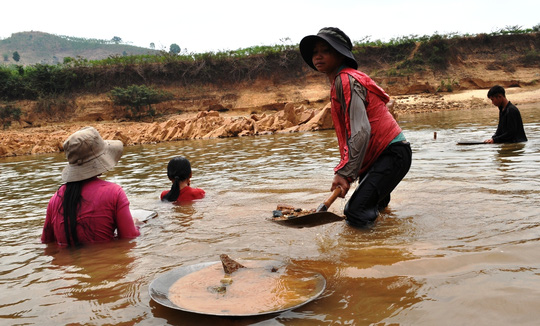 Hàng trăm người ngâm mình dưới chân đập thủy điện tìm vàng - 4