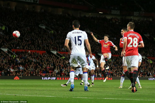 MU vớt vát ở FA Cup: Van Gaal giống Sir Alex đến lạ - 5