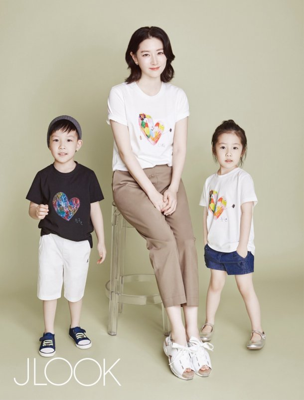 Fan &#34;phát sốt&#34; với loạt ảnh của 3 mẹ con Lee Young Ae - 1