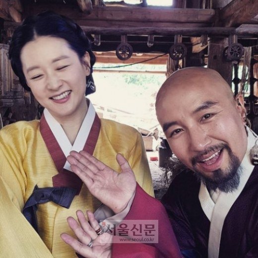 Fan "phát sốt" với loạt ảnh của 3 mẹ con Lee Young Ae - 10
