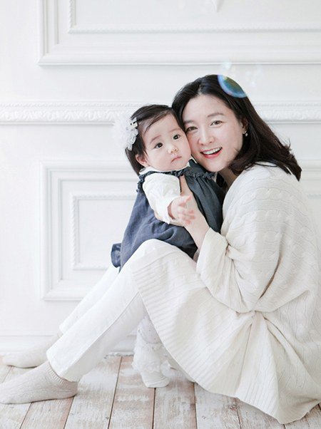 Fan "phát sốt" với loạt ảnh của 3 mẹ con Lee Young Ae - 4