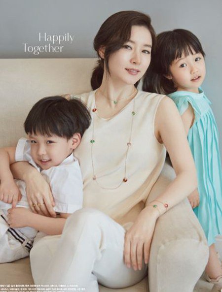 Fan "phát sốt" với loạt ảnh của 3 mẹ con Lee Young Ae - 2