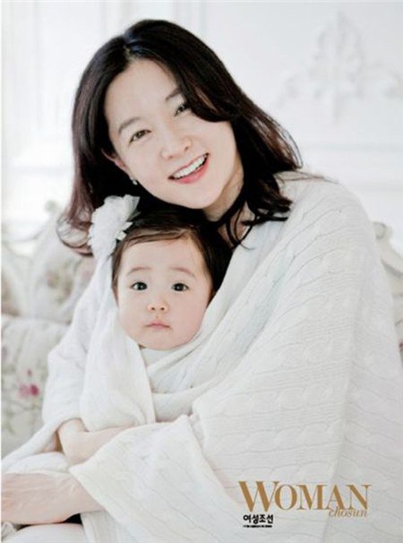 Fan "phát sốt" với loạt ảnh của 3 mẹ con Lee Young Ae - 5