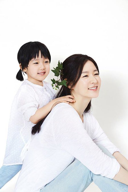 Fan "phát sốt" với loạt ảnh của 3 mẹ con Lee Young Ae - 3