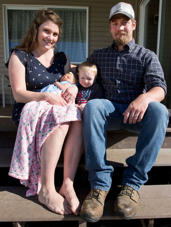 Mỹ: Đại gia đình 100 năm mới đẻ được con gái - 3