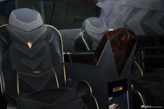 Không gian bên trong của xe giúp bạn liên tưởng tới nội thất quen thuộc của một chiếc Ford F-150 2014 với điểm nhấn là các chi tiết được mạ vàng,
