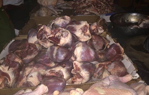 Tiêu hủy hơn 500kg thực phẩm bẩn không rõ nguồn gốc tại chợ Phùng Khoang - 1