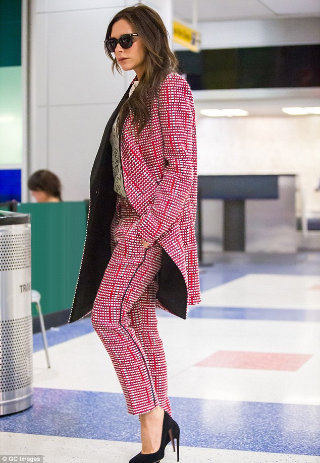 Victoria Beckham mặc thời trang sân bay đẹp nhất - 1
