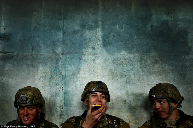 Thượng sĩ Kenny Holston thuộc Không quân Mỹ đã giành giải thưởng Nhiếp ảnh gia của năm với bức ảnh chụp các binh sĩ của đơn vị kiểm soát chiến đấu thuộc Không quân Mỹ cười đùa với nhau khi ăn trong một buổi huấn luyện.