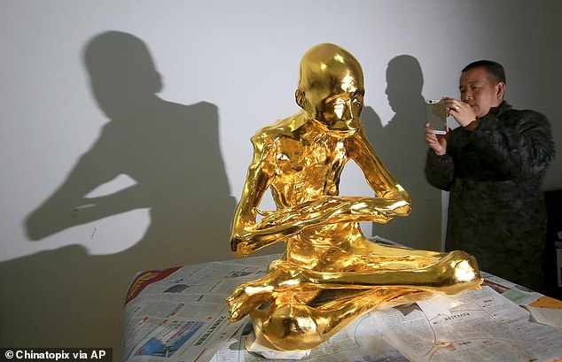 Dát vàng xác ướp Phật sống tại Trung Quốc để thờ - 1