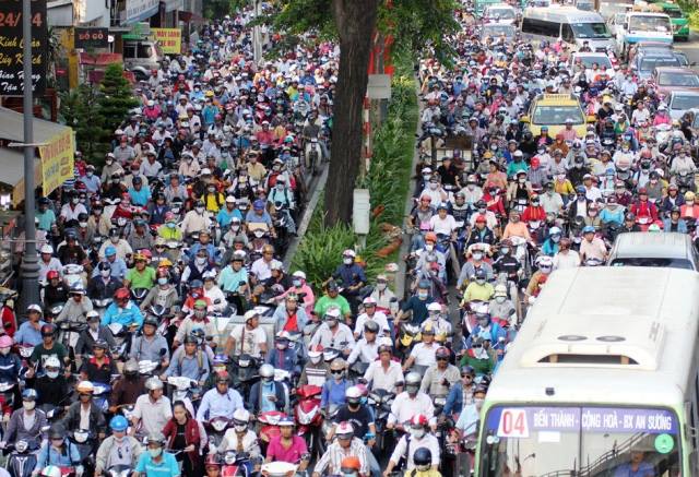 Người dân ùn ùn về quê, đường phố Sài Gòn kẹt cứng - 1