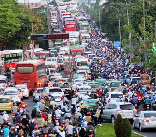 Người dân ùn ùn về quê, đường phố Sài Gòn kẹt cứng - 11