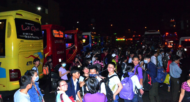 Người Sài Gòn “rồng rắn” trong đêm để về quê nghỉ lễ - 5
