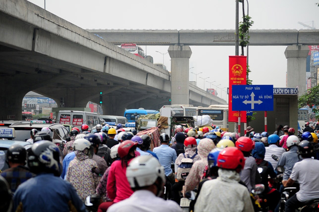 HN: Tắc đường kinh hoàng sáng 30/4, dân leo vỉa hè về quê - 3