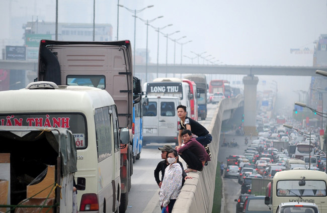 HN: Tắc đường kinh hoàng sáng 30/4, dân leo vỉa hè về quê - 14