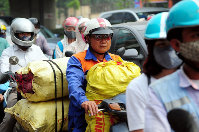 HN: Tắc đường kinh hoàng sáng 30/4, dân leo vỉa hè về quê - 9