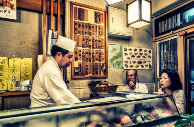 Khi tới thủ đô Tokyo của Nhật Bản, du khách có cơ hội thưởng thức món sushi ngon nhất thế giới. Cá tươi sống được mua từ những chợ hải sản lớn nhất thành phố trước khi được chế biển bởi các đầu bếp có nhiều năm kinh nghiệm.