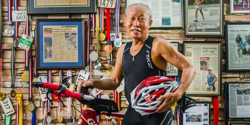 Cụ ông U80 đạp xe 90km so tài trai trẻ ở Ironman 70.3 - 2