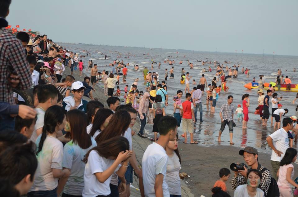Quất Lâm biển gọi: Bãi tắm đông nghẹt, nhà nghỉ &#34;cháy phòng&#34; - 3