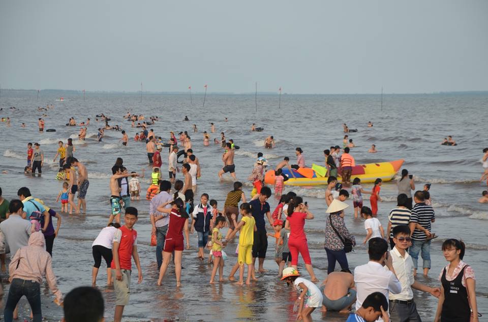 Quất Lâm biển gọi: Bãi tắm đông nghẹt, nhà nghỉ &#34;cháy phòng&#34; - 4