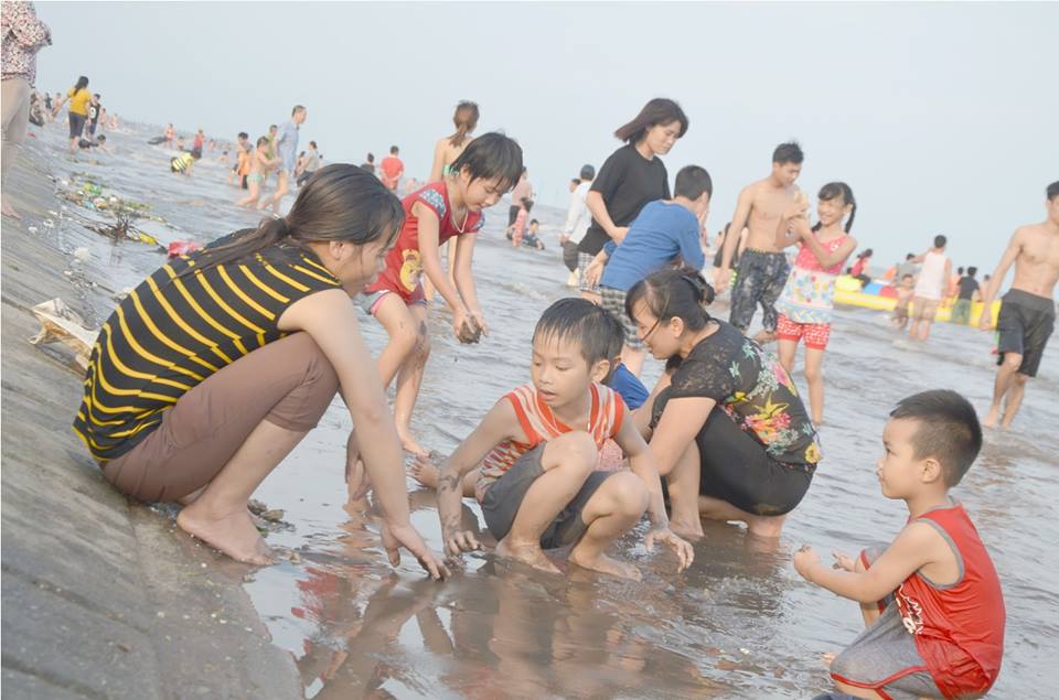 Quất Lâm biển gọi: Bãi tắm đông nghẹt, nhà nghỉ &#34;cháy phòng&#34; - 5