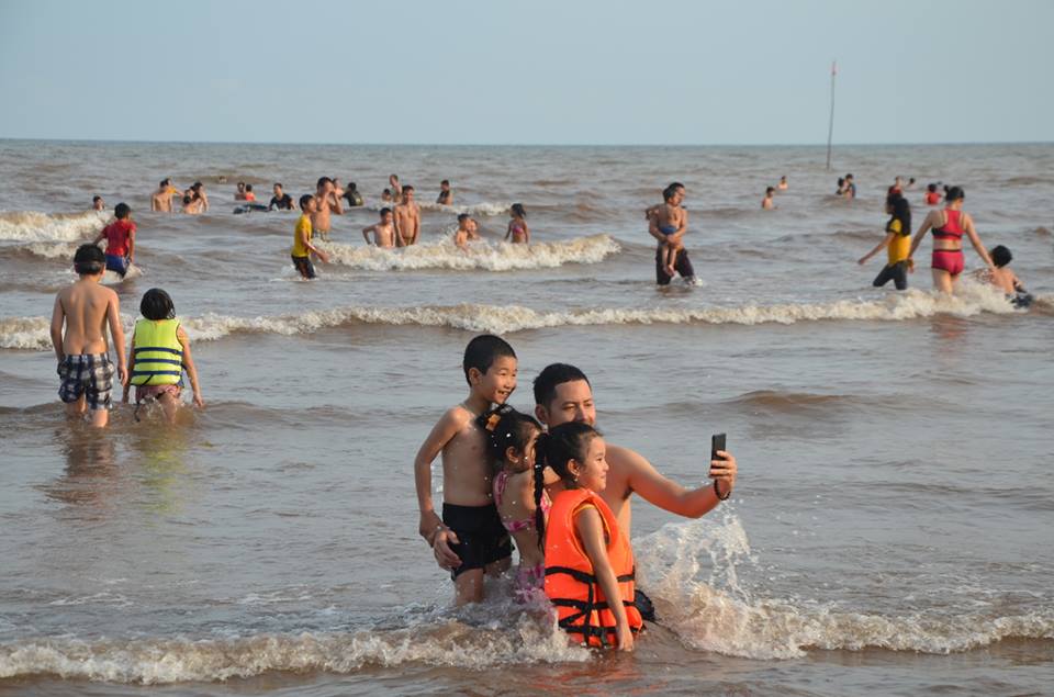 Quất Lâm biển gọi: Bãi tắm đông nghẹt, nhà nghỉ &#34;cháy phòng&#34; - 7