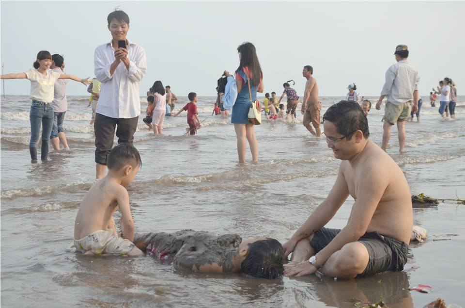 Quất Lâm biển gọi: Bãi tắm đông nghẹt, nhà nghỉ &#34;cháy phòng&#34; - 10