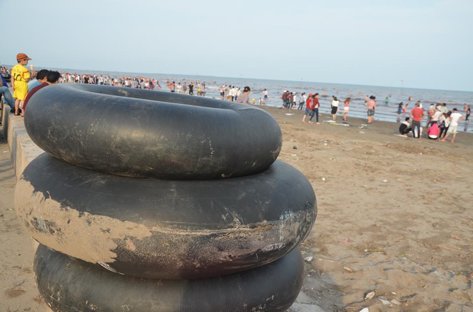 Quất Lâm biển gọi: Bãi tắm đông nghẹt, nhà nghỉ &#34;cháy phòng&#34; - 12
