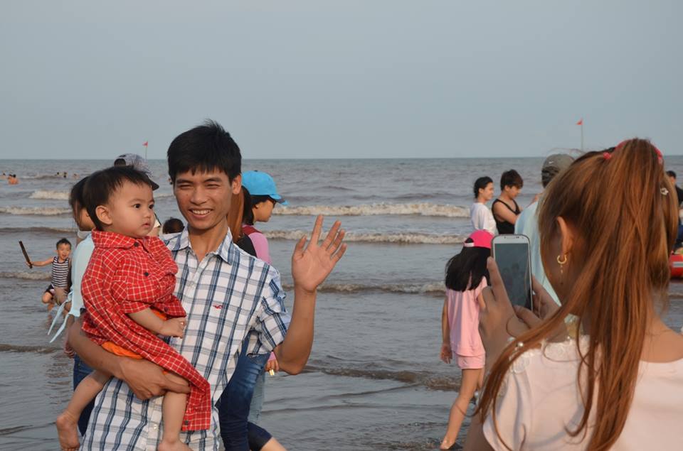 Quất Lâm biển gọi: Bãi tắm đông nghẹt, nhà nghỉ &#34;cháy phòng&#34; - 8