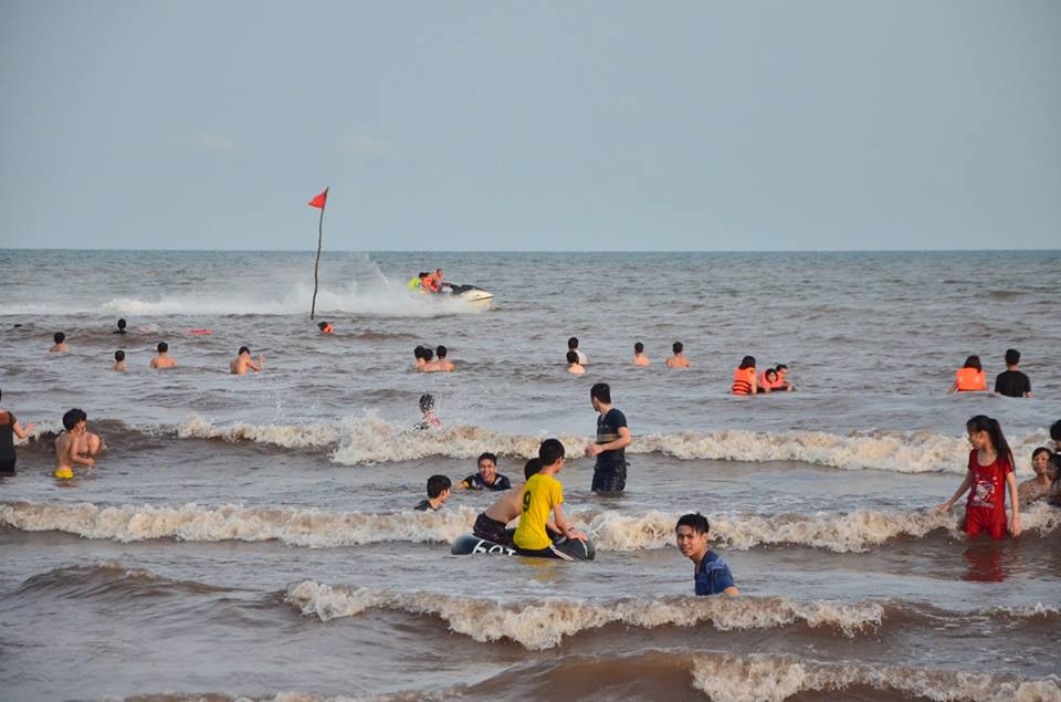 Quất Lâm biển gọi: Bãi tắm đông nghẹt, nhà nghỉ &#34;cháy phòng&#34; - 9
